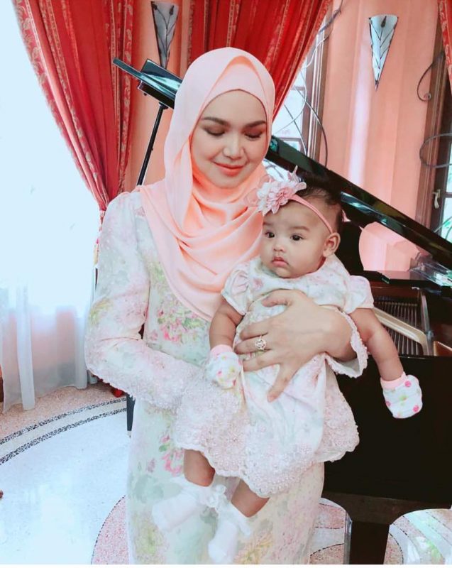10 #OOTD Ibu Dan Anak Selebriti Yang 'Stylish' Di Pagi  10 #OOTD Ibu Dan Anak Selebriti Yang 'Stylish' Di Pagi