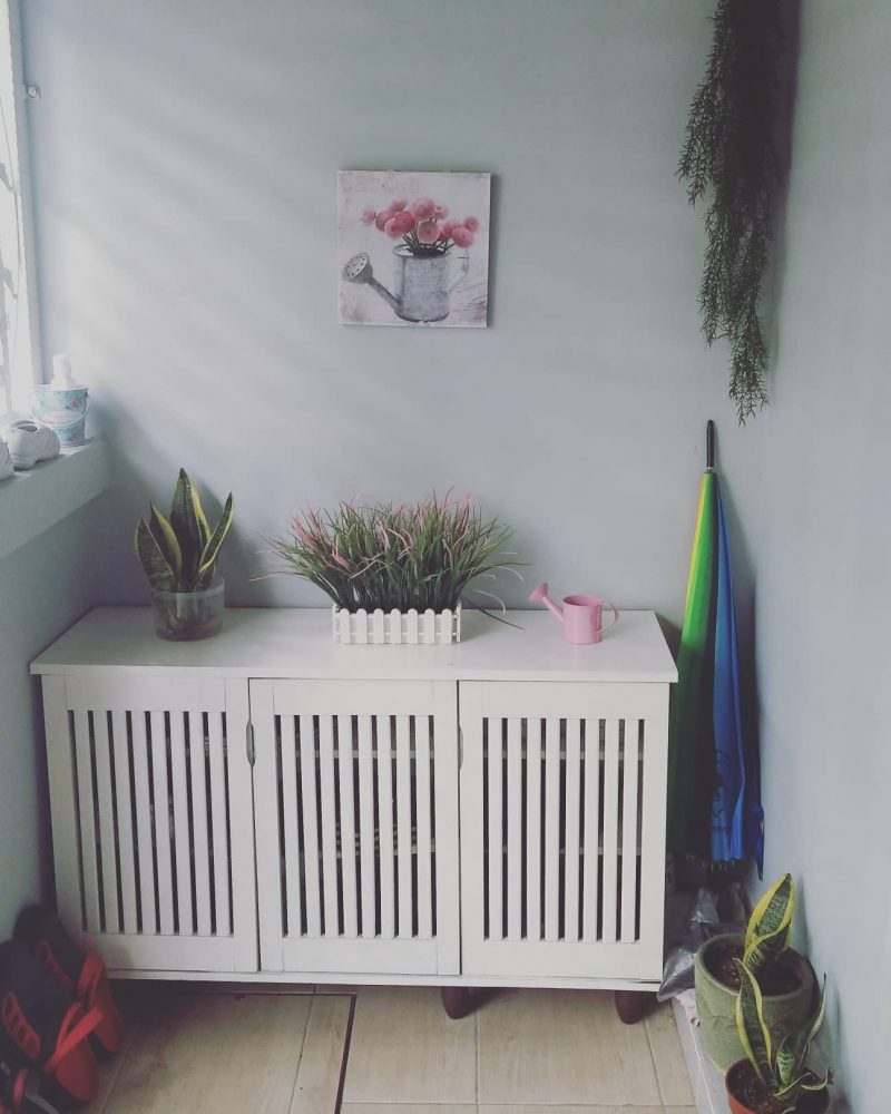 Rak kasut warna putih diletakkan pada ruang sebelah pintu masuk utama memastikan kasut tidak berselerak dilantai luar. Rak kasut warna putih diletakkan pada ruang sebelah pintu masuk utama memastikan kasut tidak berselerak dilantai luar.