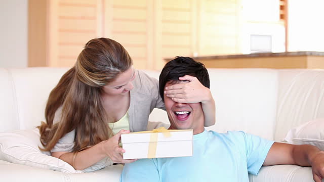Hey Isteri! Ini 5 Hadiah Buat Suami Sempena Ulang Tahun Perkahwinan