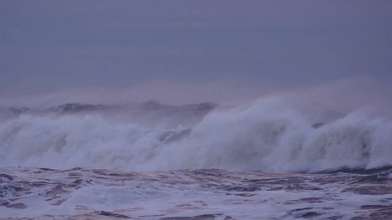 AMARAN ANGIN KENCANG DAN LAUT BERGELORA - Umpan