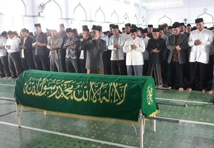 Jenazah Disembahyangkan Pak Kiyai, Kebaikannya Terungkap 